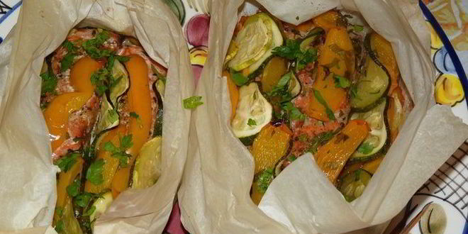 Рецепт запеченной в кармашках форель с вином и овощами