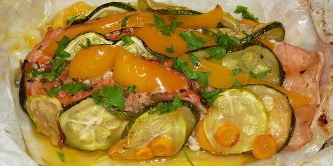 Рецепт запеченной в кармашках форель с вином и овощами