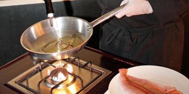 Рецепт морской рыбы фламбе с виски и грушей