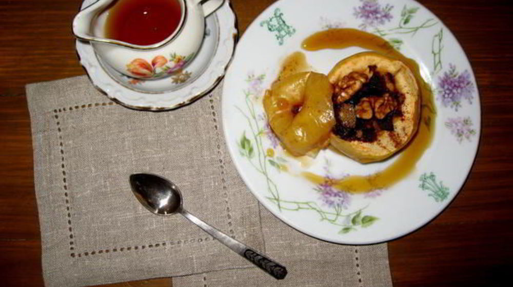 Как приготовить яблоко, запеченное с виски и корицей