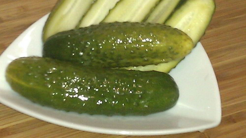 Как приготовить малосольные огурцы с водкой