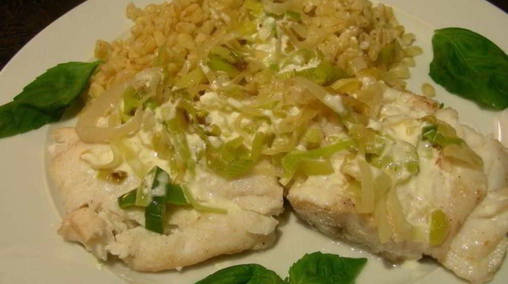 Как приготовить рыбу с луком-пореем и сливочным соусом с водкой