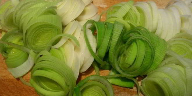 Рецепт рыбы с луком-пореем и сливочным соусом с водкой