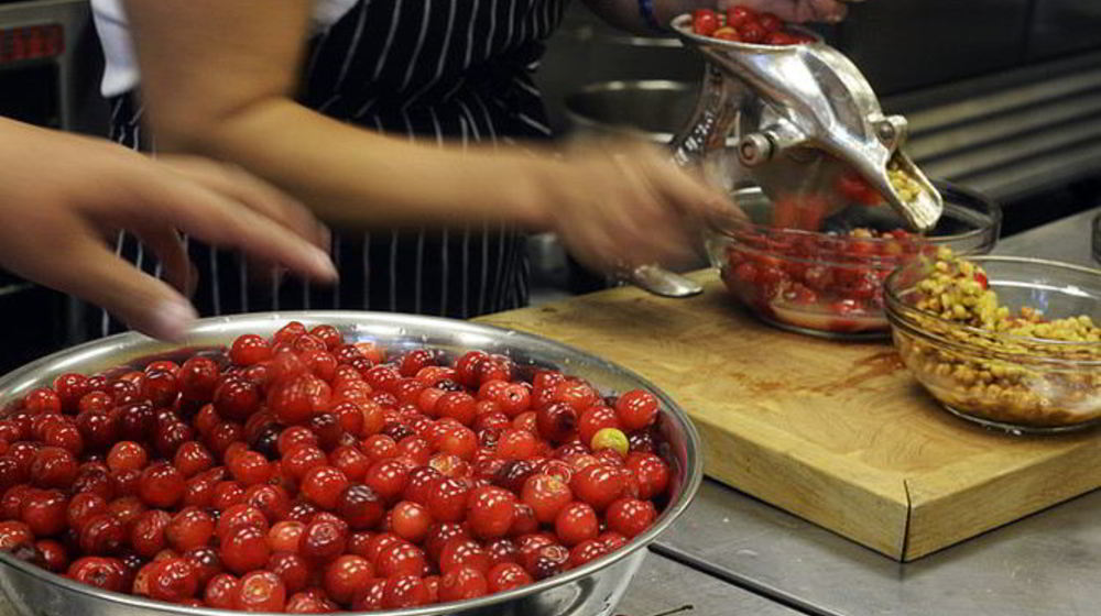 Как приготовить деликатесный вишневый ликер