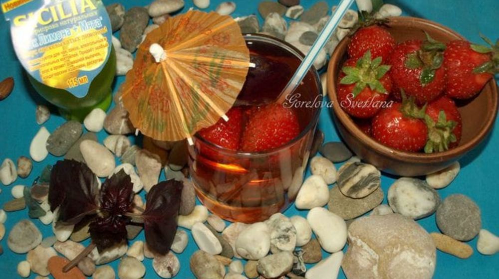 Как приготовить клубничный лимонад с базиликом