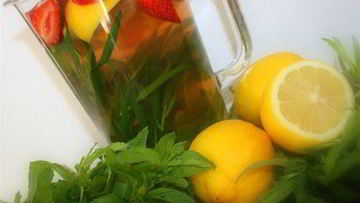 Рецепт Лимонада с мятой, тархуном и клубникой