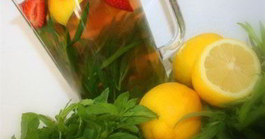 Рецепт Лимонада с мятой, тархуном и клубникой