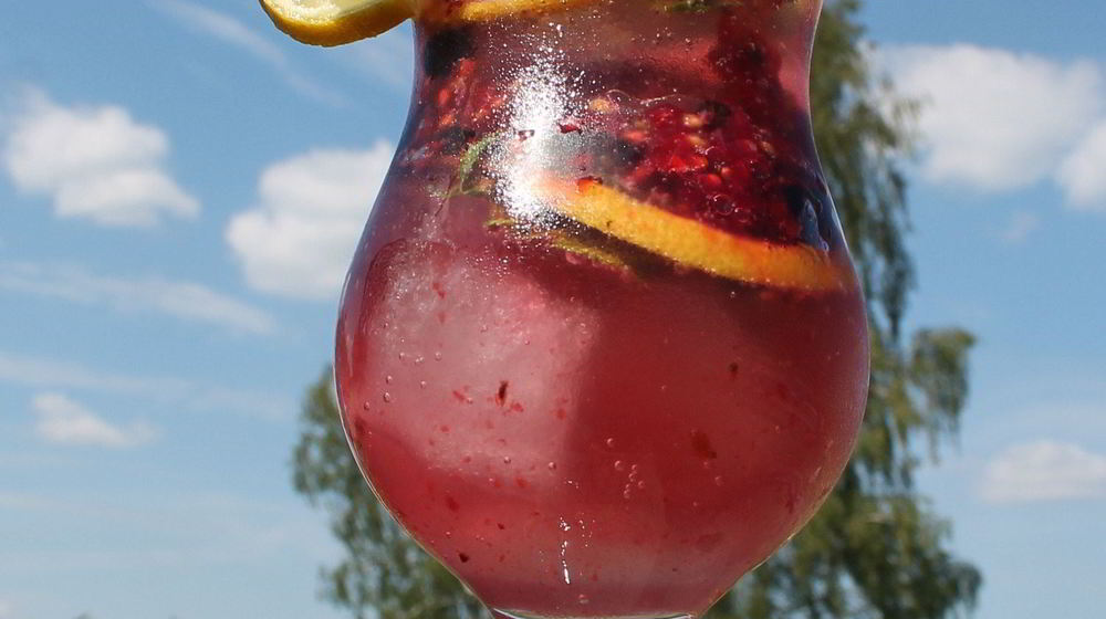 Как приготовить мохито со смородиной и мятой