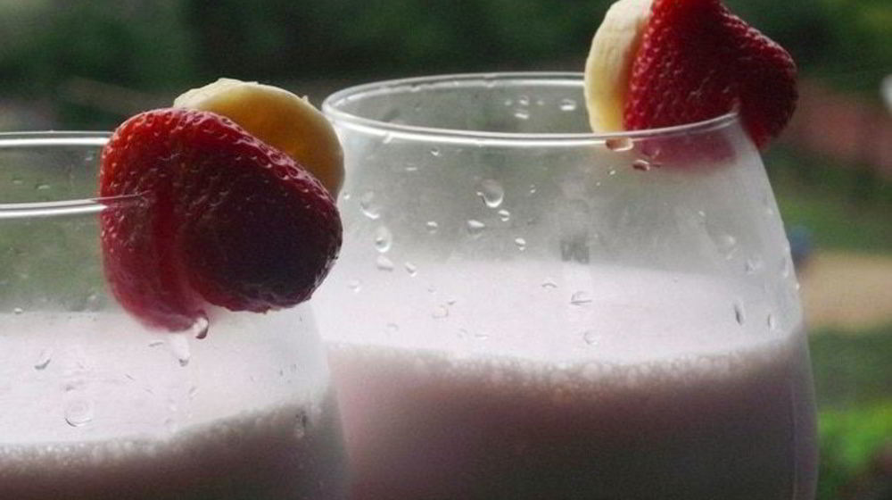 Как приготовить бананово-клубничный молочный коктейль