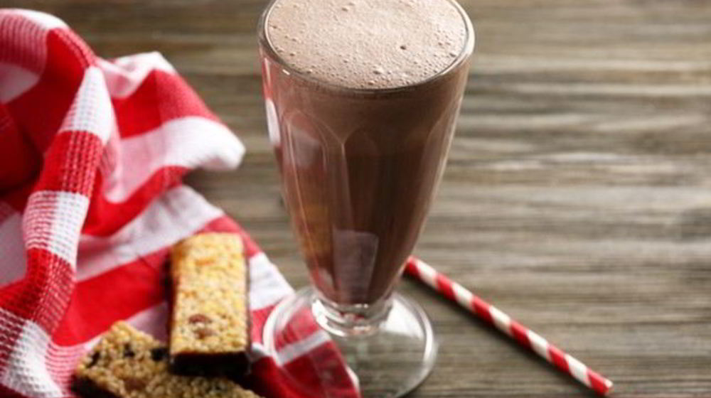 Как приготовить бодрящий шоколадный коктейль с молоком и газировкой