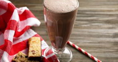 Рецепт Бодрящего шоколадного коктейля с молоком и газировкой