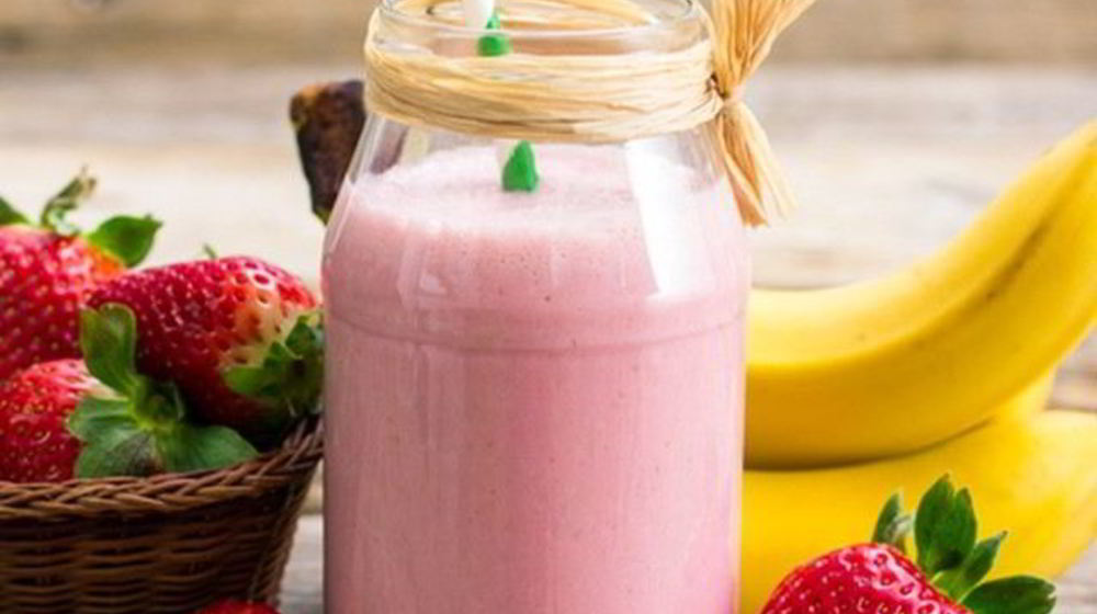 Смузи малина мята. Фруктовое молоко. Молочный коктейль клубничный. Фруктовый смузи. Красивые смузи.