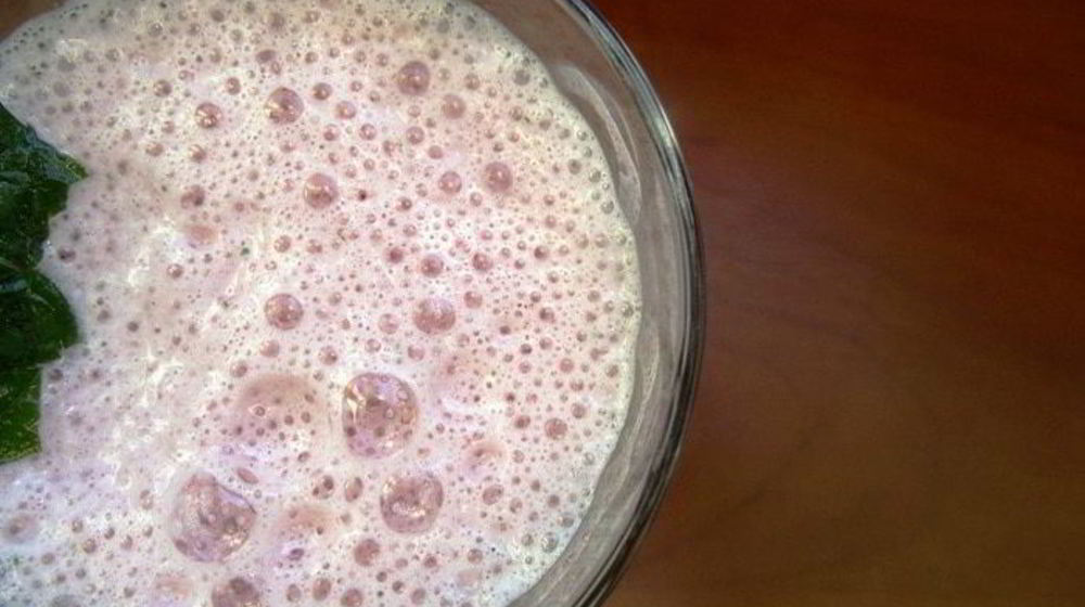 Как приготовить клубничный молочный коктейль с мятой — милкшейк