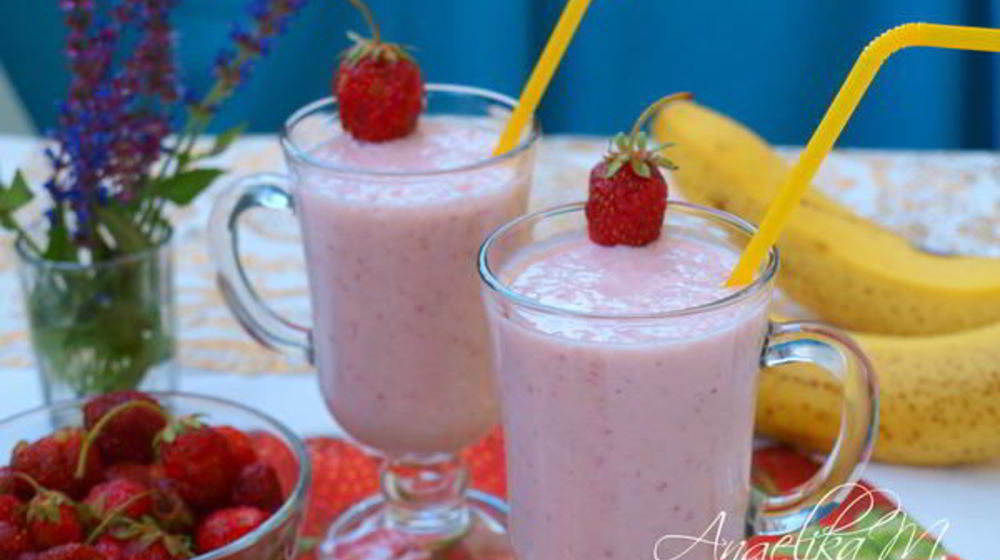 Как приготовить молочный клубнично-банановый коктейль