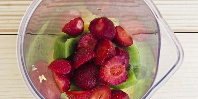 Рецепт молочного коктейля с апельсином, киви и клубникой