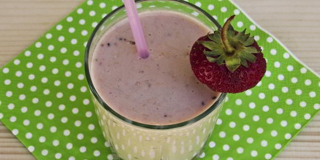 Рецепт молочного коктейля с апельсином, киви и клубникой
