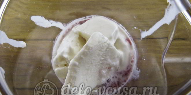 Рецепт молочного коктейля с клубникой, бананом и мороженым