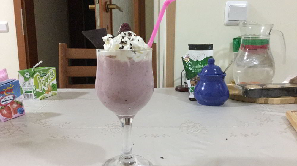 Как приготовить молочный коктейль с малиной