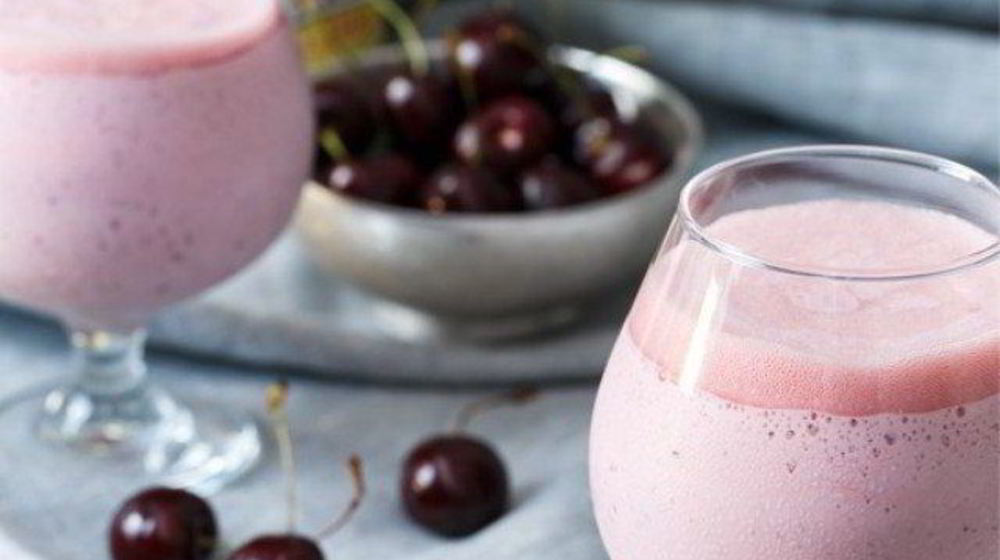 Как приготовить молочный коктейль с мороженым и вишней