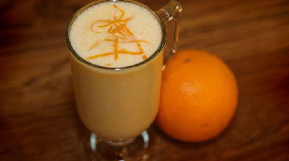 Как приготовить молочный коктейль с персиками и апельсинами