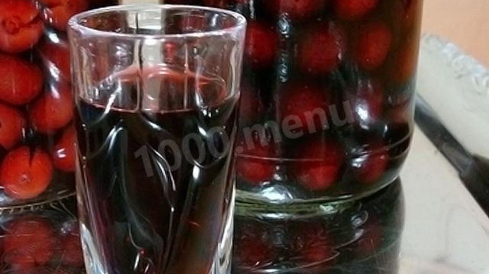 Как приготовить домашнюю вишневую наливку с косточками из вишни