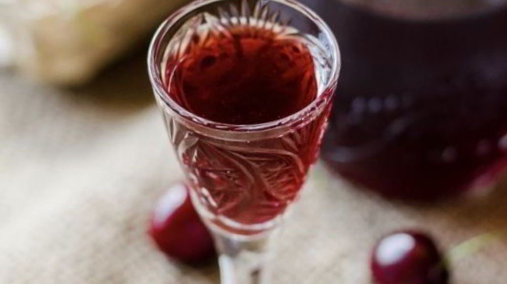 Как приготовить наливку из вишни на водке