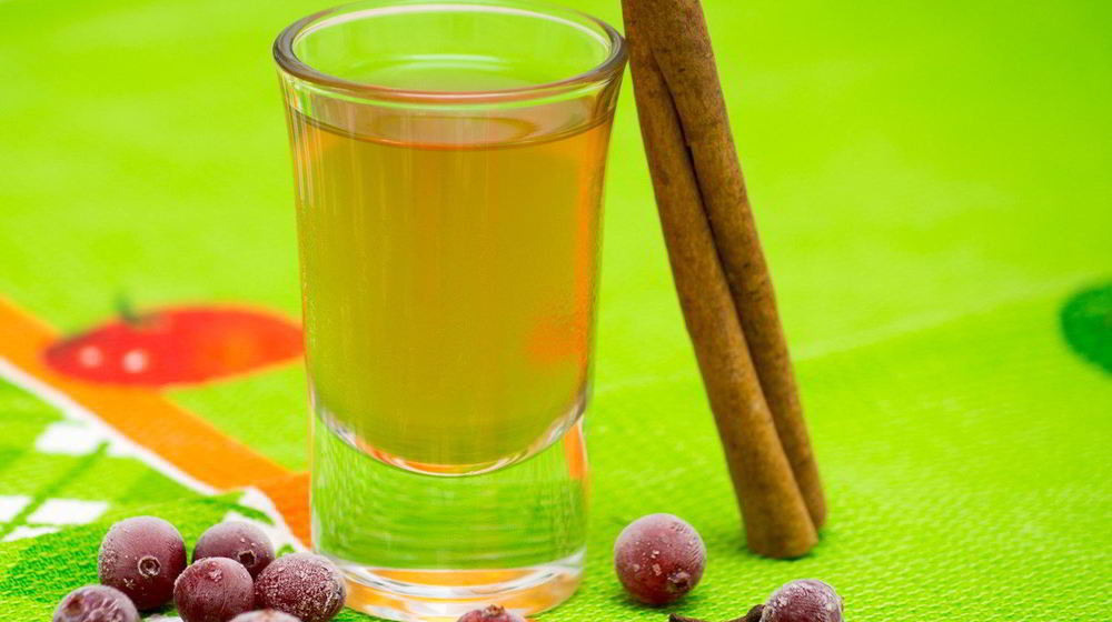 Как приготовить домашнюю пряную клюквенную настойку