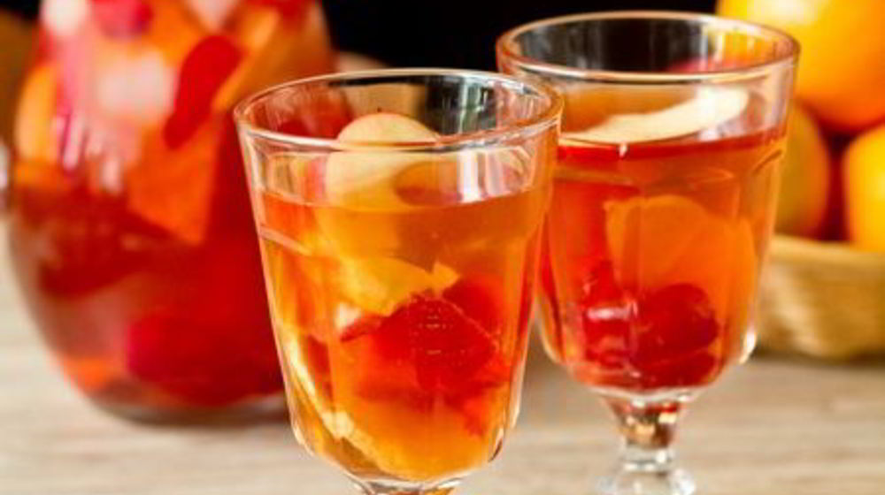 Как приготовить розовую сангрию с клубникой и ванилью