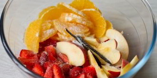 Рецепт розовой сангрии с клубникой и ванилью