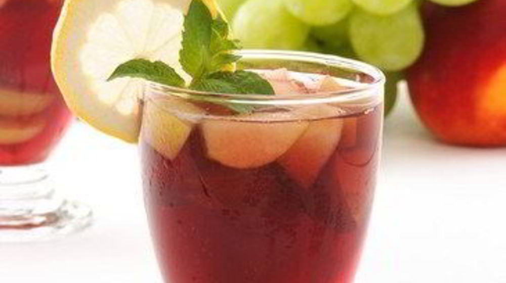 Как приготовить сангрию из красных яблок и цитрусов