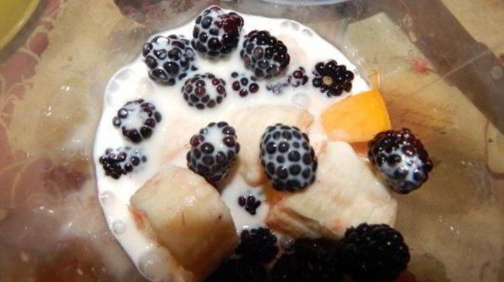 Как приготовить персиково-ежевичный смузи