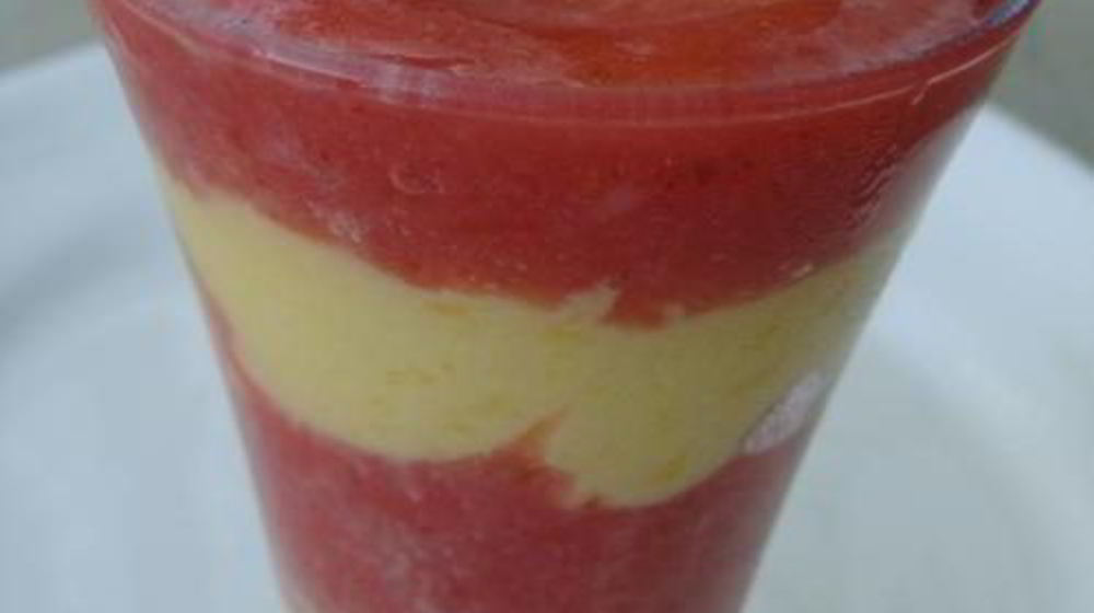 Как приготовить витаминный напиток из клубники и манго