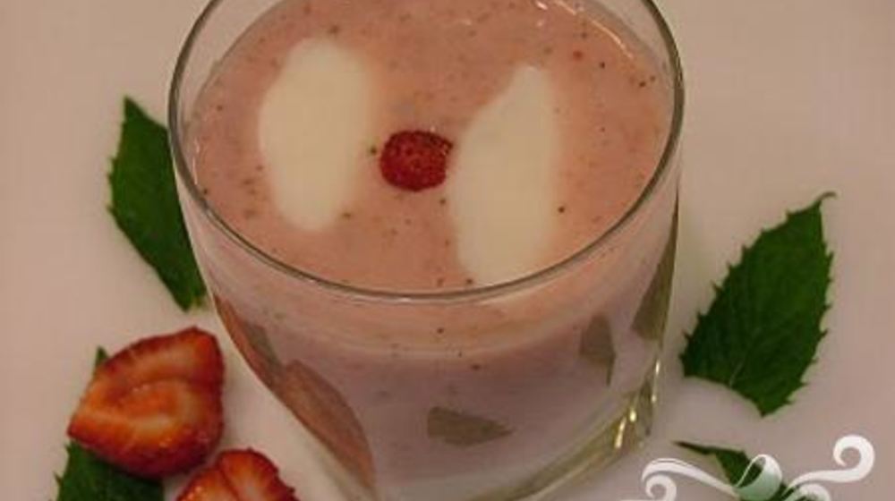 Как приготовить витаминный напиток с мятой и клубникой