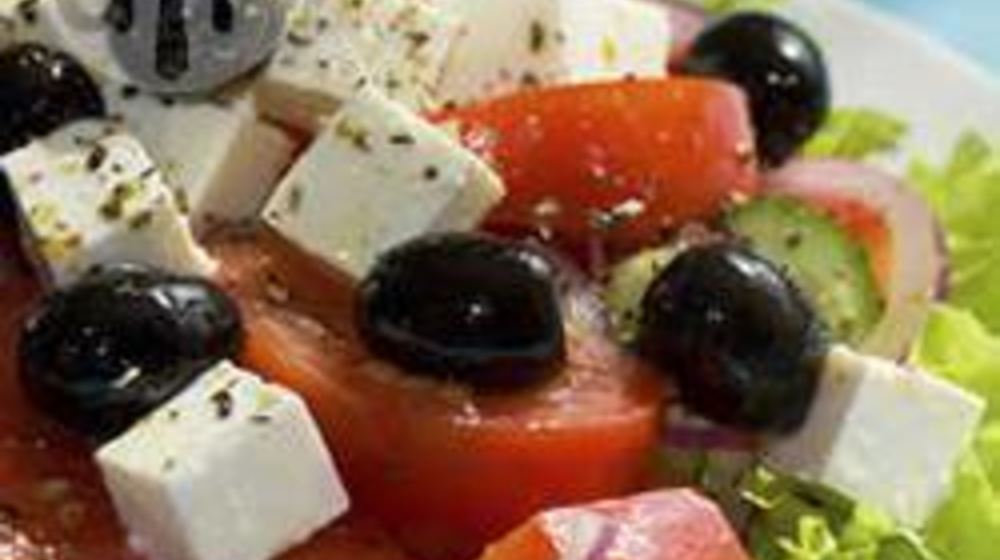 Как приготовить греческий салат с брынзой и маслинами