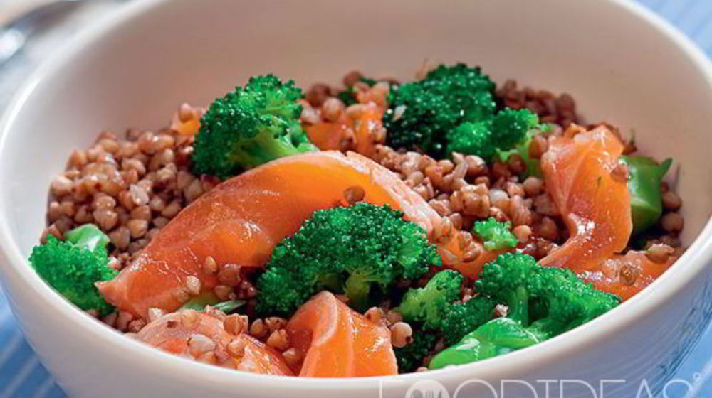 Как приготовить гречневый салат со слабосоленой семгой и брокколи