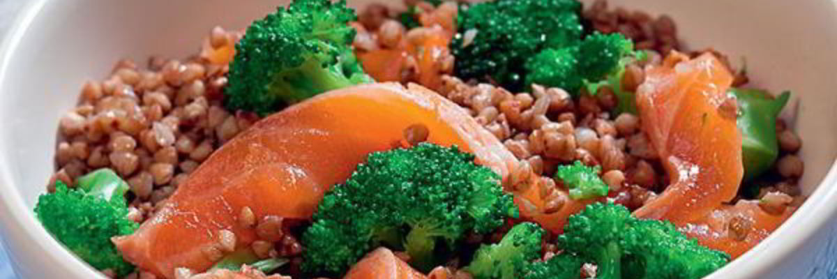 Рецепт Гречневого салата со слабосоленой семгой и брокколи