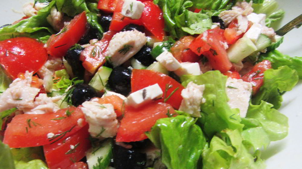 Как приготовить нарезанный греческий салат с курицей