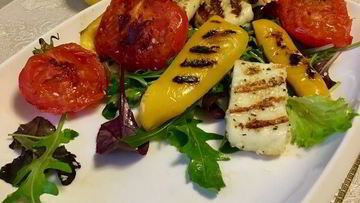 Рецепт Салата-гриля с сыром халуми по-гречески
