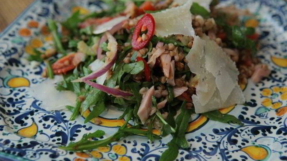 Как приготовить салат из гречки с копченой курицей, помидорами и руколой