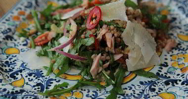Рецепт Салата из гречки с копченой курицей, помидорами и руколой