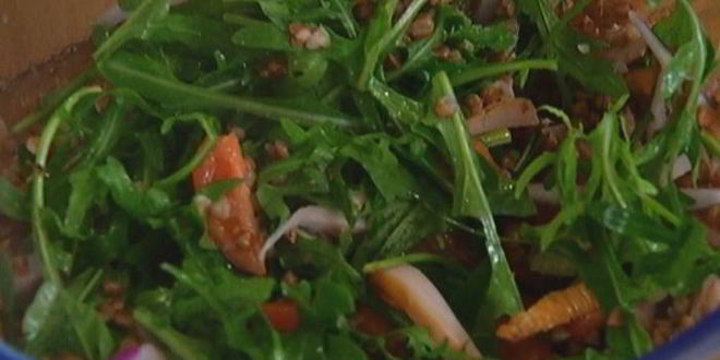 Рецепт салата из гречки с копченой курицей, помидорами и руколой