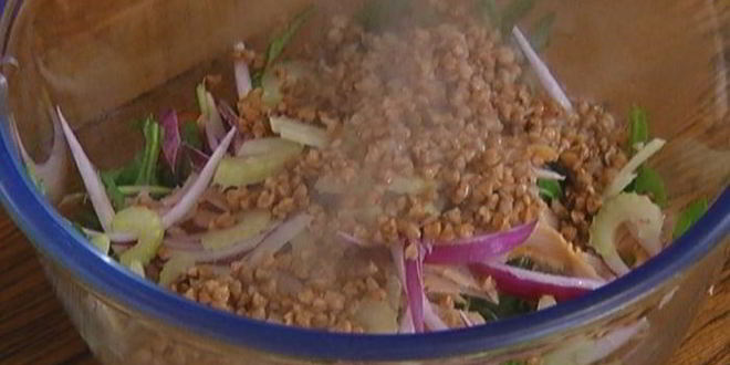 Рецепт салата из гречки с копченой курицей, помидорами и руколой