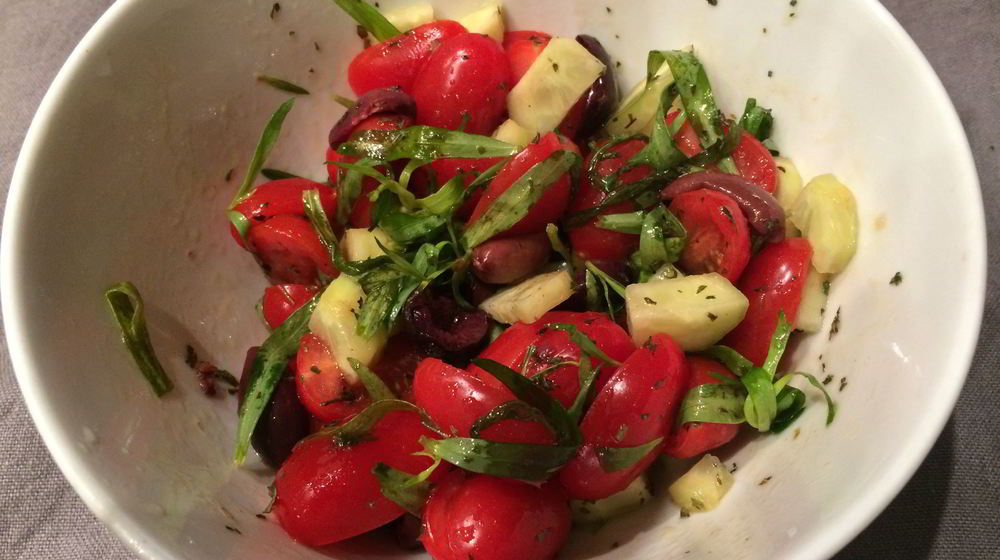 Как приготовить салат из помидоров черри с тархуном в греческом стиле