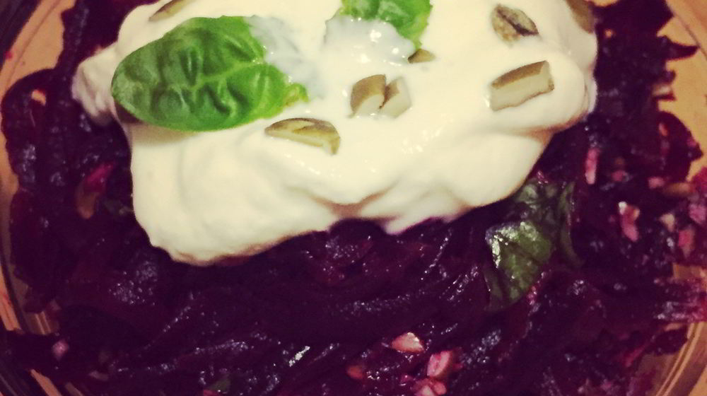 Как приготовить салат из свеклы с тыквенными семечками и греческим йогуртм