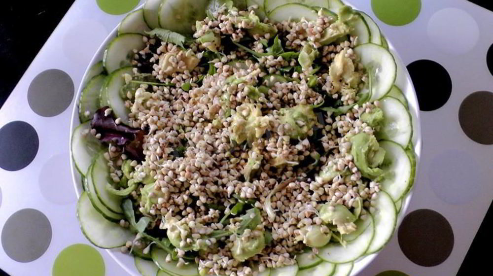 Как приготовить салат с авокадо огурцом и пророщенной гречкой