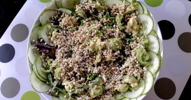 Рецепт Салата с авокадо огурцом и пророщенной гречкой