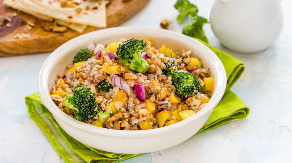 Как приготовить салат с гречкой, сладким перцем и броколли