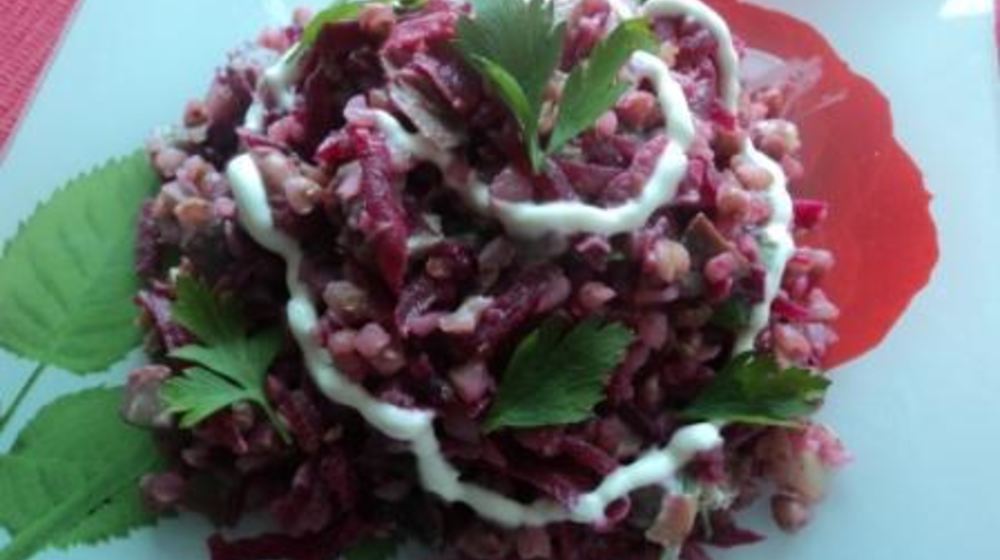 Как приготовить теплый салат с гречкой, свеклой и грибами