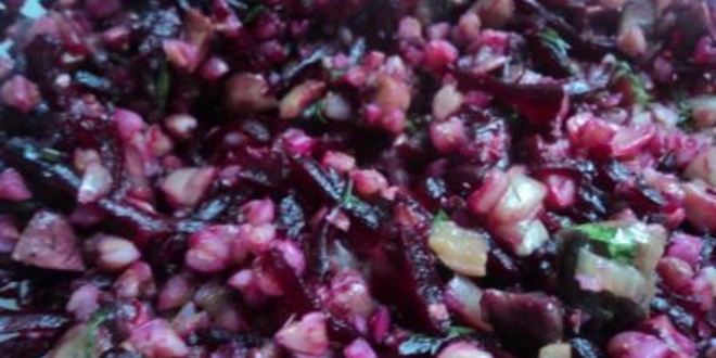 Рецепт теплого салата с гречкой, свеклой и грибами