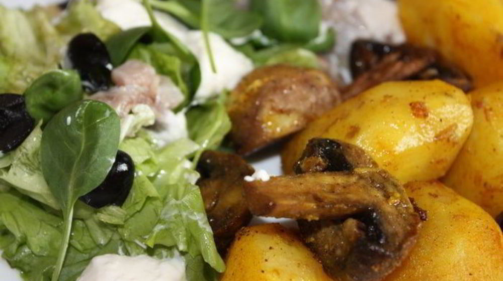 Как приготовить картофеля, запеченного с грибами и салат из слабосоленой сельди